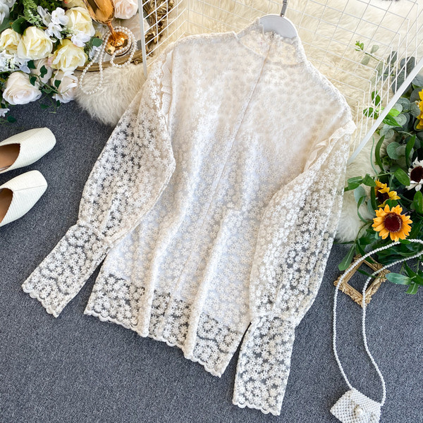 Γυναικεία δαντελένια μπλούζα με μεγάλο κολάρο σε λευκό και μαύρο χρώμα