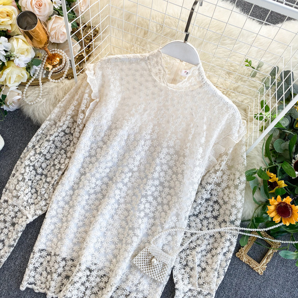 Γυναικεία δαντελένια μπλούζα με μεγάλο κολάρο σε λευκό και μαύρο χρώμα