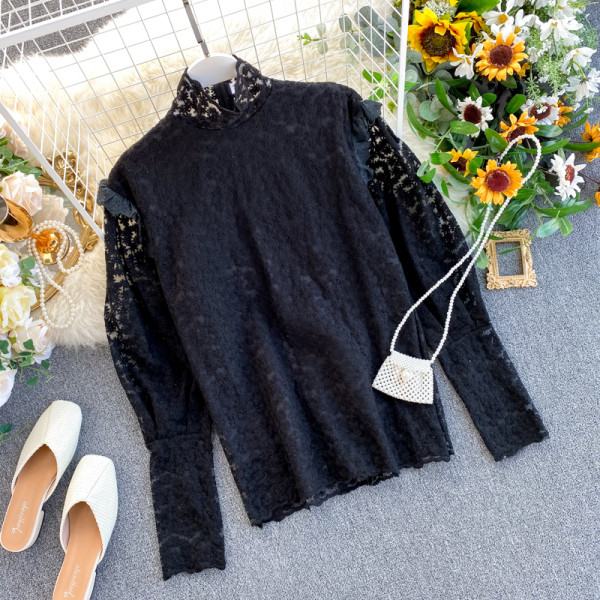 Γυναικεία δαντελένια μπλούζα με μεγάλο κολάρο σε λευκό και μαύρο χρώμα