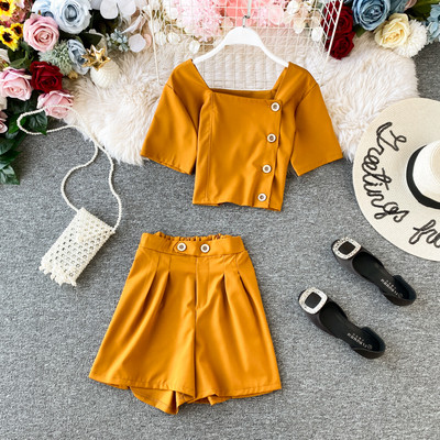 Napi női kétrészes szett gombokkal és négyzet alakú nyakkivágással több színben