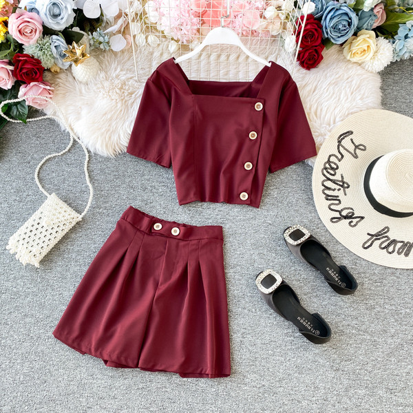 Napi női kétrészes szett gombokkal és négyzet alakú nyakkivágással több színben