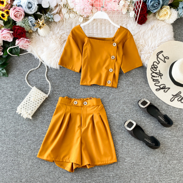 Napi női kétrészes szett gombokkal és négyzet alakú nyakkivágással több színben