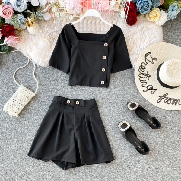 Napi női kétrészes szett gombokkal és négyzet alakú nyakkivágással több színben