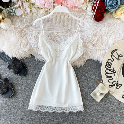 Női szatén felső csipkével és vékony pántokkal, különböző színekben