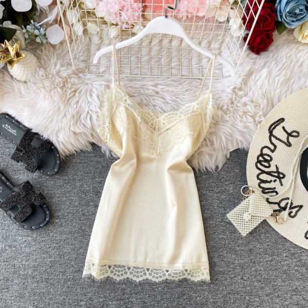 Női szatén felső csipkével és vékony pántokkal, különböző színekben