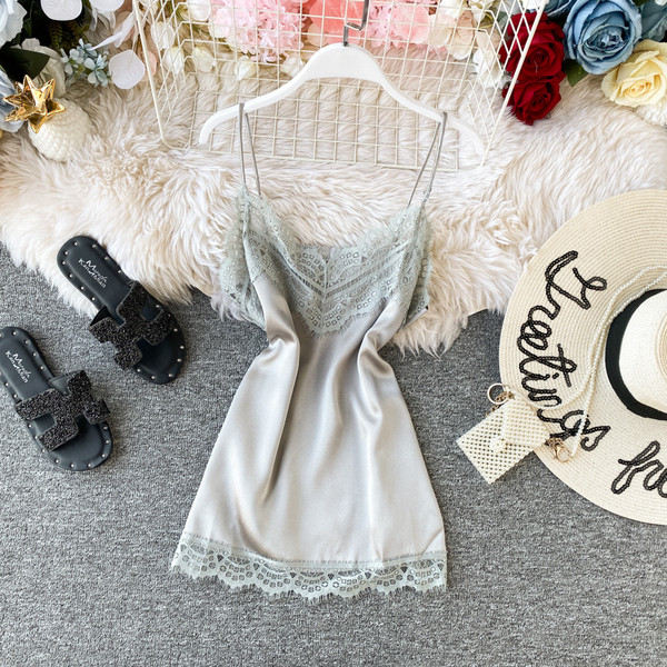 Női szatén felső csipkével és vékony pántokkal, különböző színekben