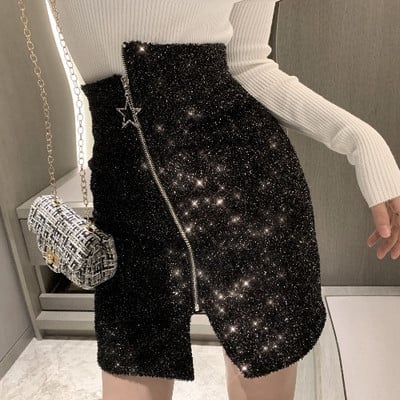 Rövid aszimmetrikus szoknya fekete színben és fényes hatású