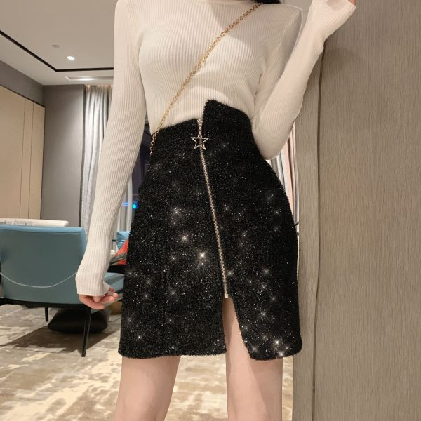 Rövid aszimmetrikus szoknya fekete színben és fényes hatású