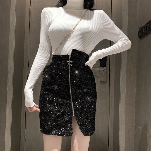 Rövid aszimmetrikus szoknya fekete színben és fényes hatású