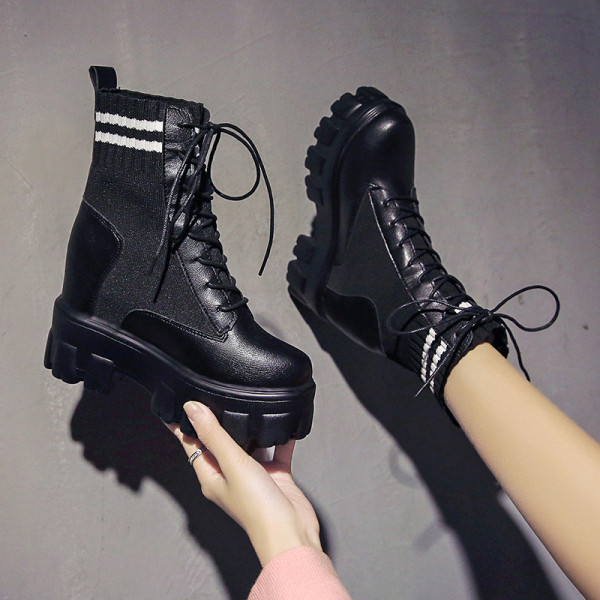 Γυναικείες χειμωνιάτικες μπότες από οικολογικό δέρμα με ψηλή σόλα μαύρο και άσπρο χρώμα