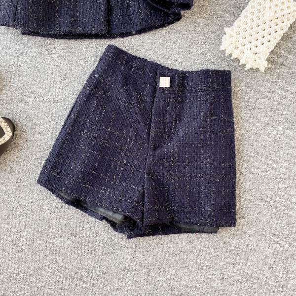 Κομψό γυναικείο σετ που αποτελείται από σακάκι και σορτς σε  μαύρο και μπλε χρώμα