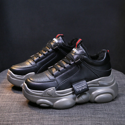 Női tornacipő puha béléssel, fekete-fehér színben