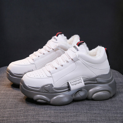 Női tornacipő puha béléssel, fekete-fehér színben