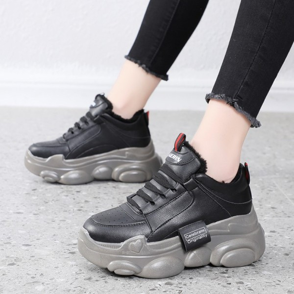 Női tornacipő puha béléssel, fekete-fehér színben