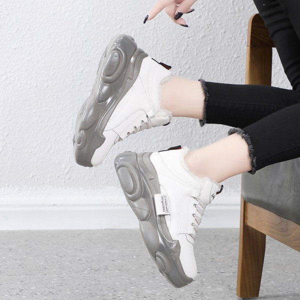 Női tornacipő puha béléssel, fekete-fehér színben