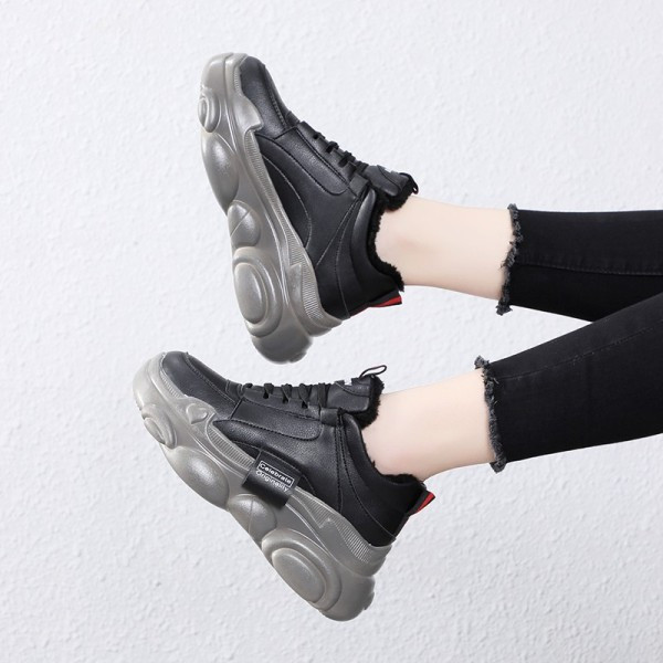 Női tornacipő puha béléssel, fekete-fehér színben