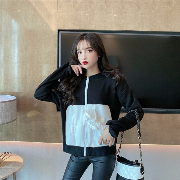 Női alkalmi pulóver fekete-fehér cipzárral