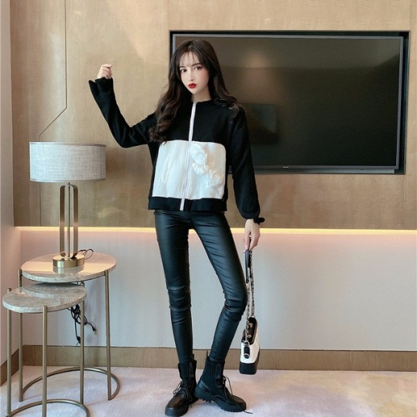 Női alkalmi pulóver fekete-fehér cipzárral