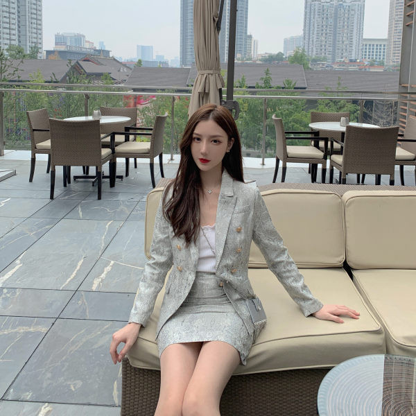 Κομψό γυναικείο σακάκι σε ασημί χρώμα με κουμπιά