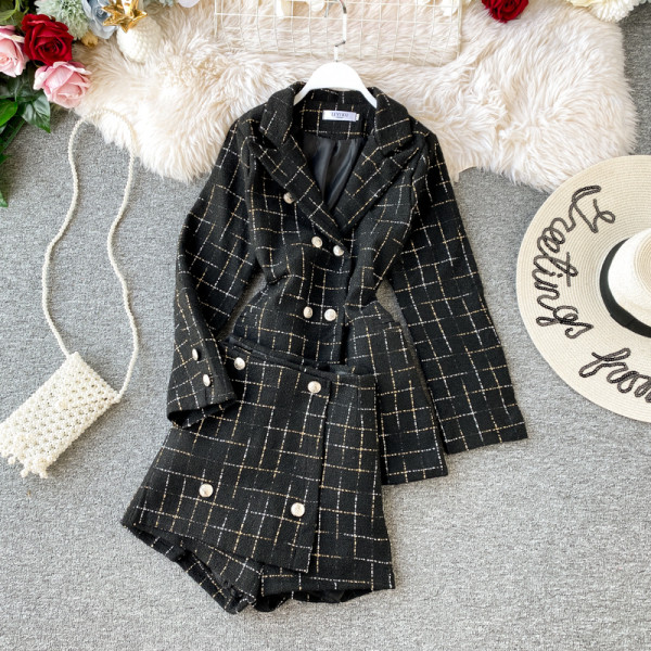 Нов модел дамски комплект от две части в черен и бял цвят