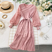 Modern női hosszú ruha széles ujjakkal és övvel rózsaszín, szürke és fekete színben