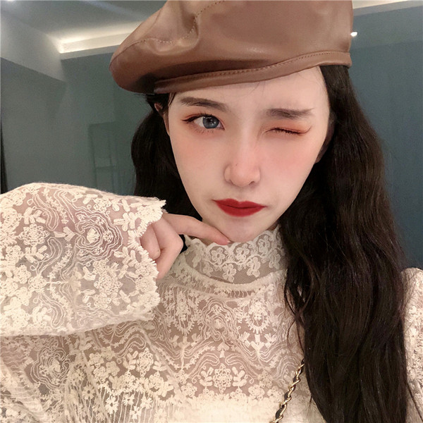 Γυναικεία σύγχρονη δαντελένια μπλούζα με ψηλό γιακά