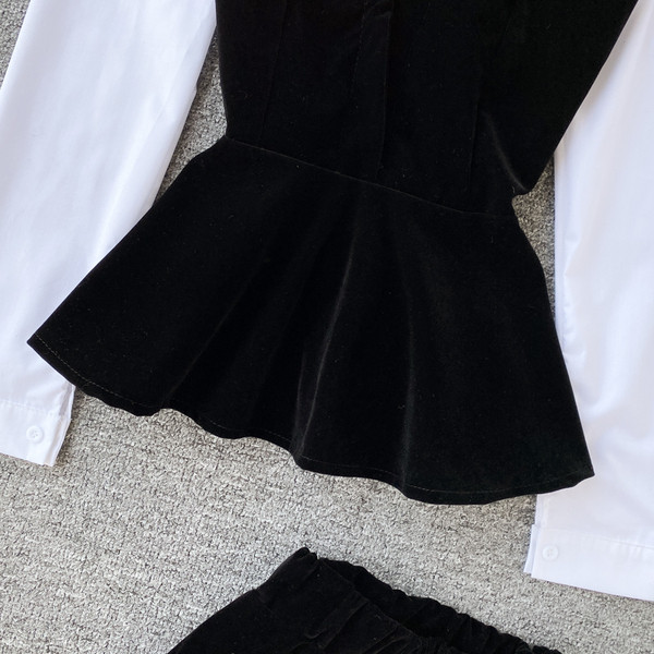 Modern női kétrészes szett fekete övvel