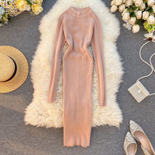 Alkalmi női ruha hosszú ujjal, alacsony gallérral