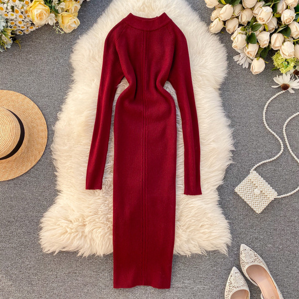 Alkalmi női ruha hosszú ujjal, alacsony gallérral