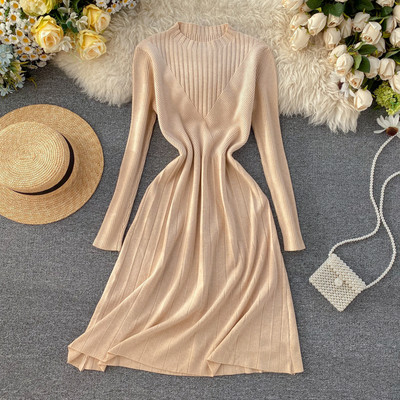 Vékony kötésből készült, lezser női ruha kerek nyakkivágással