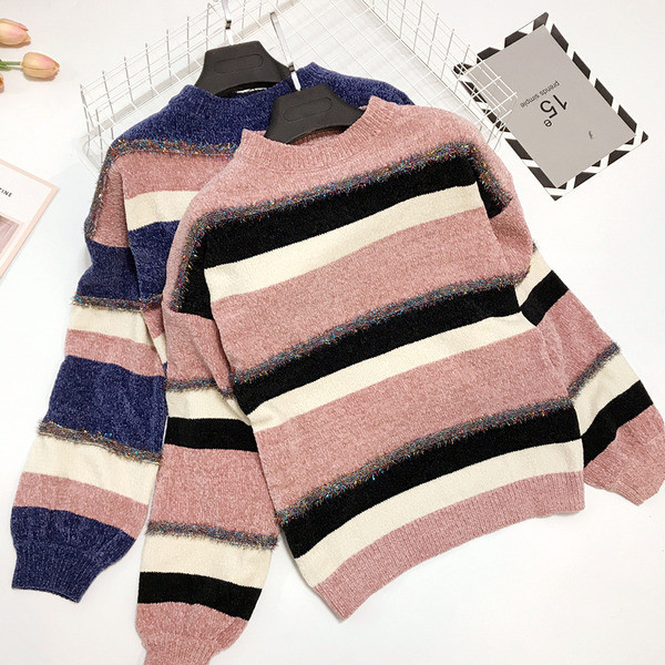 Ριγέ  γυναικείο πουλόβερ με δαντέλα με λαιμόκοψη O σε ροζ, μαύρο και μπλε χρώμα