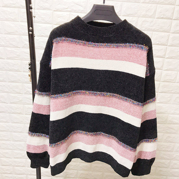 Ριγέ  γυναικείο πουλόβερ με δαντέλα με λαιμόκοψη O σε ροζ, μαύρο και μπλε χρώμα