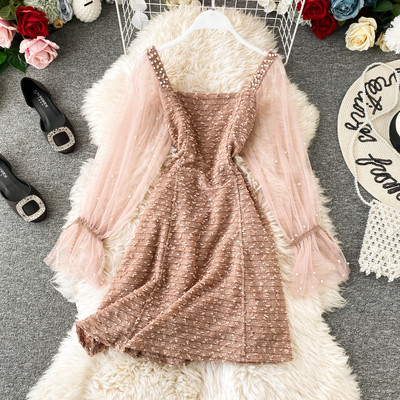 Modern női ruha tüll ujjakkal és gyöngyökkel bézs, fekete és barna színben