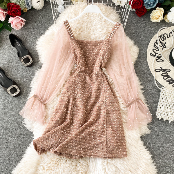 Modern női ruha tüll ujjakkal és gyöngyökkel bézs, fekete és barna színben