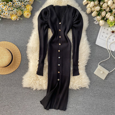 Hosszú női alkalmi ruha puffos ujjakkal és gombokkal, V-nyakkal