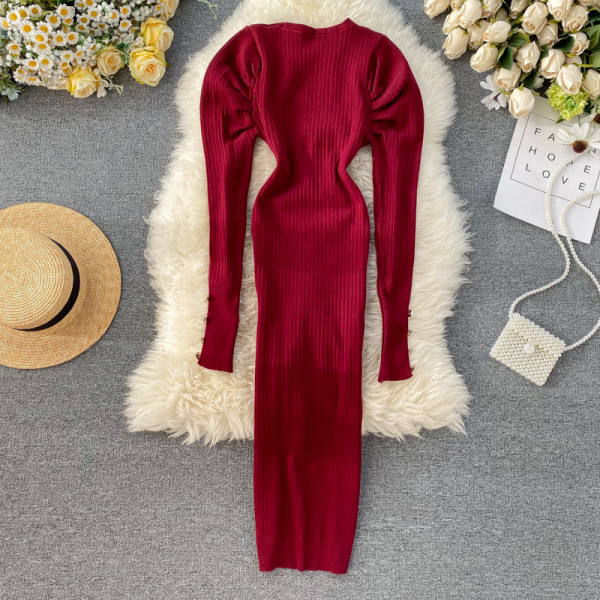 Hosszú női alkalmi ruha puffos ujjakkal és gombokkal, V-nyakkal