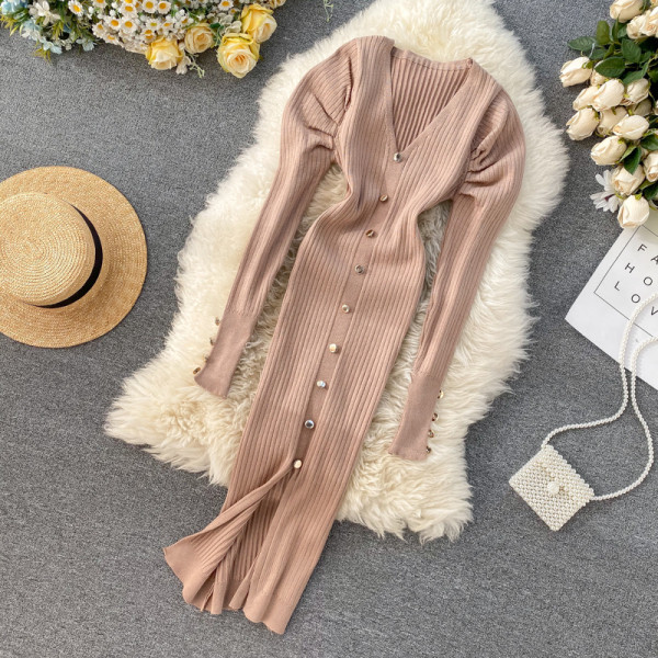 Hosszú női alkalmi ruha puffos ujjakkal és gombokkal, V-nyakkal