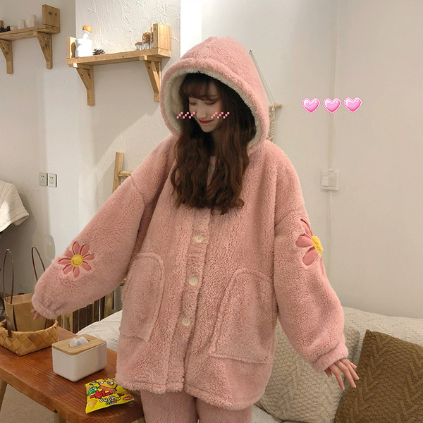 Rózsaszín női aktuális pizsama virágmotívumokkal