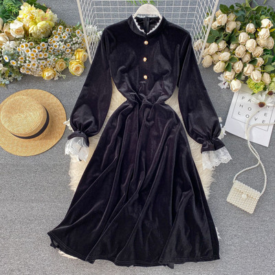 Модерна дамска рокля от  кадифе с дантела в черен цвят