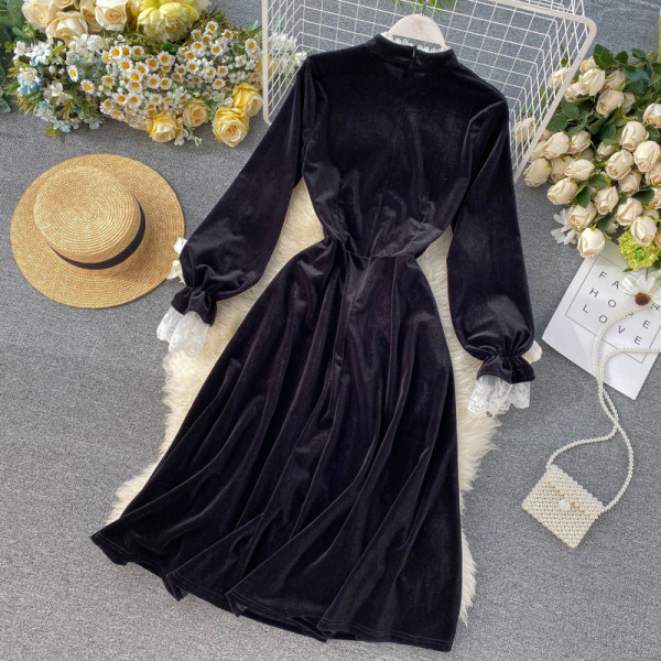 Modern női bársonyruha fekete csipkével