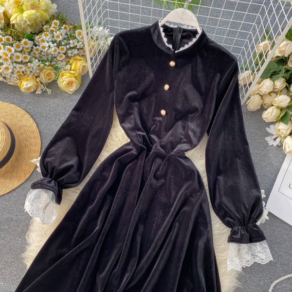 Modern női bársonyruha fekete csipkével