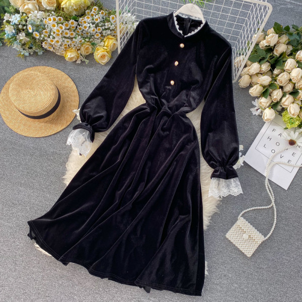 Modern női bársonyruha fekete csipkével