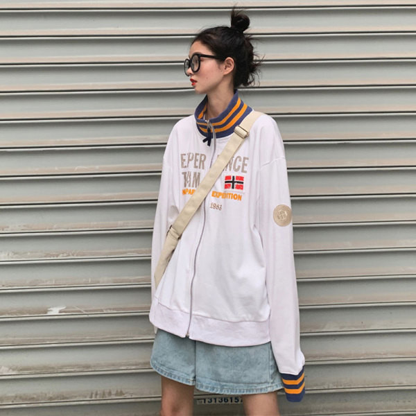 Γυναικείο καθημερινό φούτερ σε λευκό χρώμα με  γράμματα