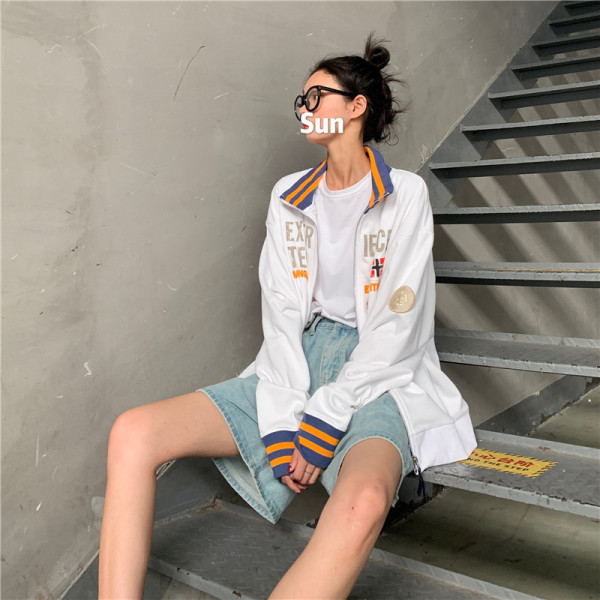 Γυναικείο καθημερινό φούτερ σε λευκό χρώμα με  γράμματα