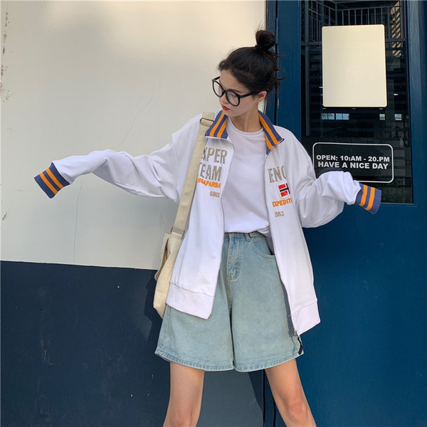 Γυναικείο καθημερινό φούτερ σε λευκό χρώμα με  γράμματα