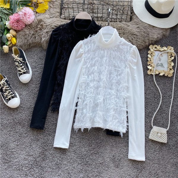 Κομψή γυναικεία μπλούζα με ψηλό κολάρο και φούντες σε μαύρο και άσπρο χρώμα