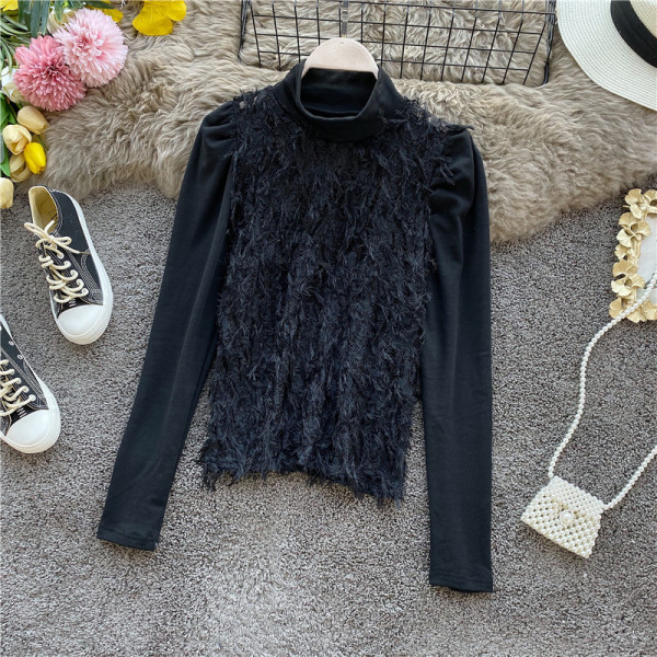 Κομψή γυναικεία μπλούζα με ψηλό κολάρο και φούντες σε μαύρο και άσπρο χρώμα