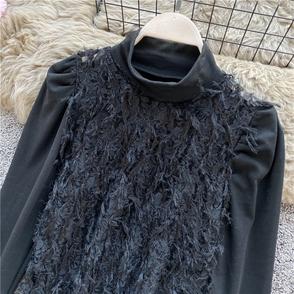 Κομψή γυναικεία μπλούζα με ψηλό κολάρο και φούντες σε μαύρο και άσπρο χρώμα