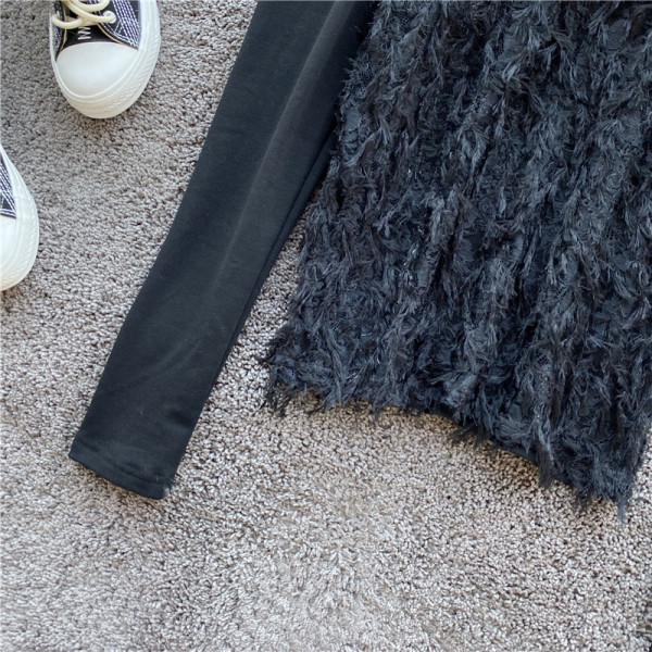 Κομψή γυναικεία μπλούζα με ψηλό κολάρο και φούντες σε μαύρο και άσπρο χρώμα