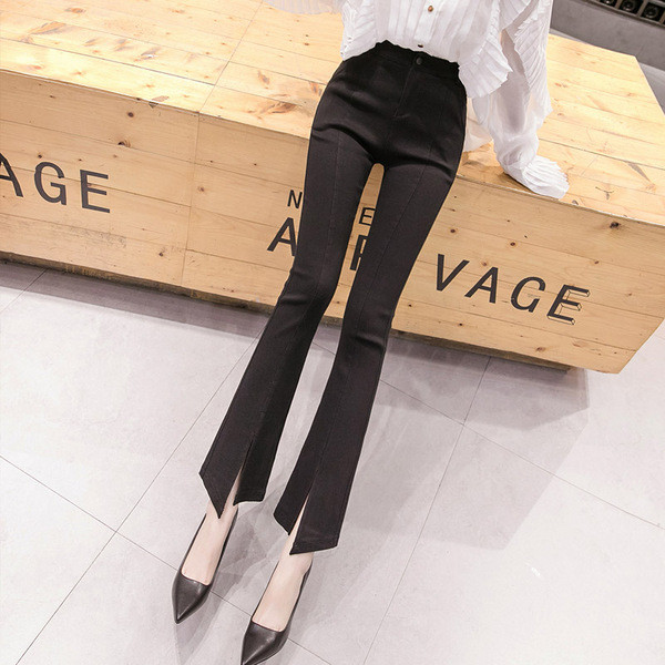 Актуален дамски панталон в черен цвят с висока талия и джобове